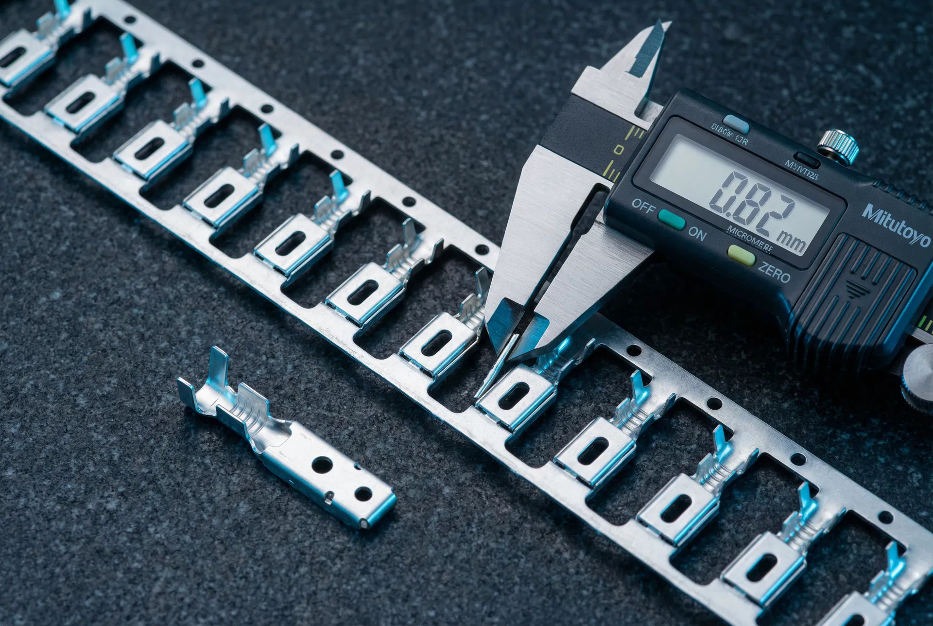3003-H14 aluminum connector terminal strip — high-speed progressive die 300 spm, Mitutoyo micrometer 0.82mm