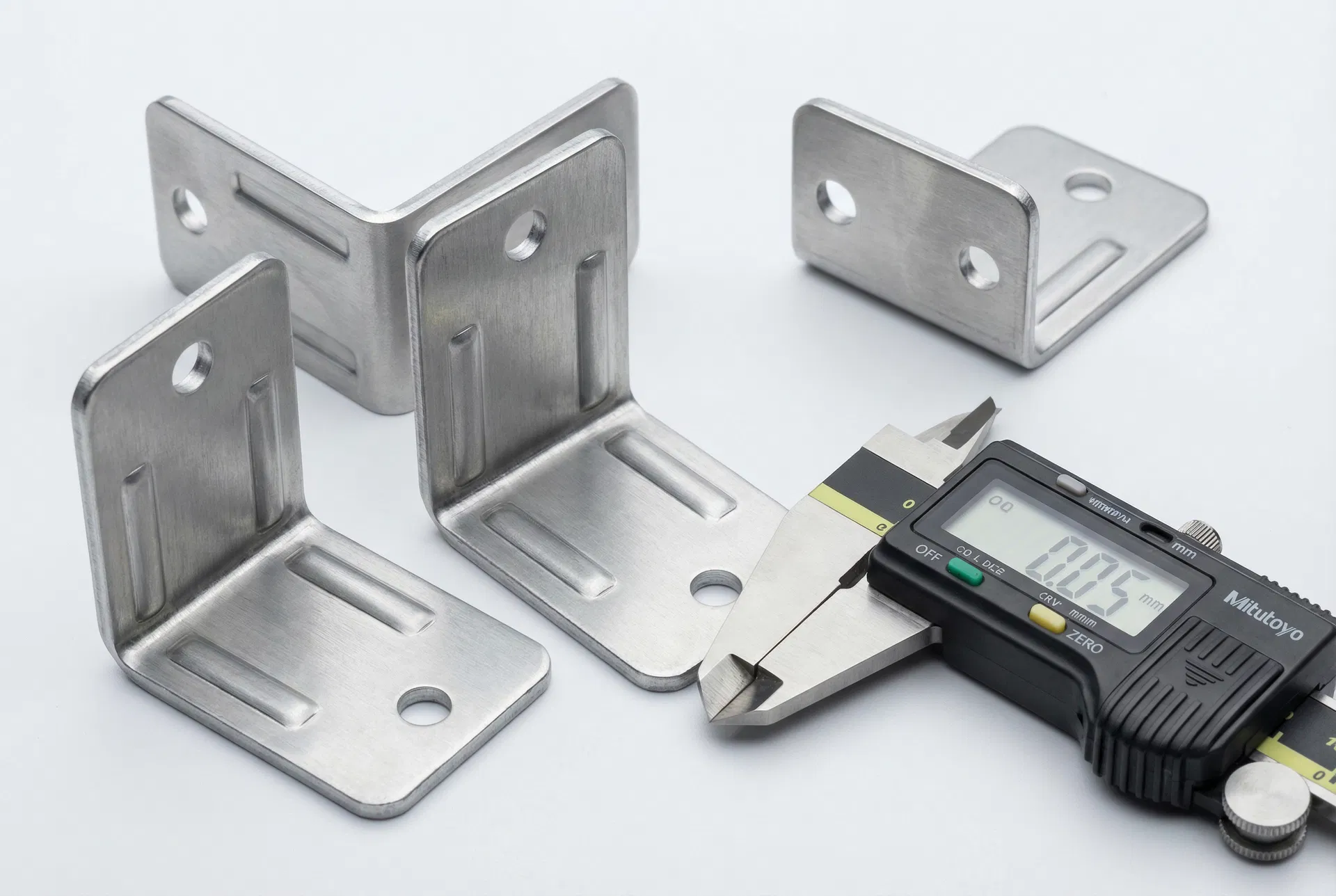 6061-T6 aluminum structural mounting brackets — compound die, pressed reinforcement ribs, Mitutoyo caliper 0.05mm
